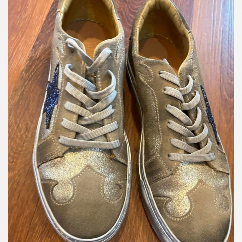 Dingo Gold Lace-up Sneakers Size 6.5